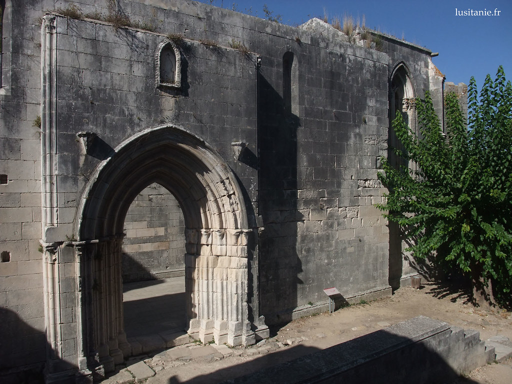 Entrada monumental da igreja em ruínas do castelo
