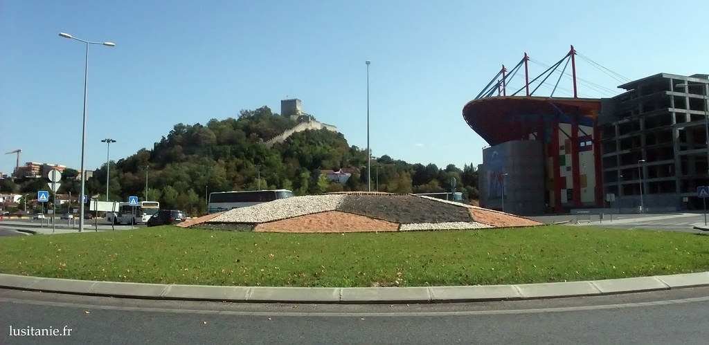 Ao lado do castelo medieval, um estádio ultra moderno...