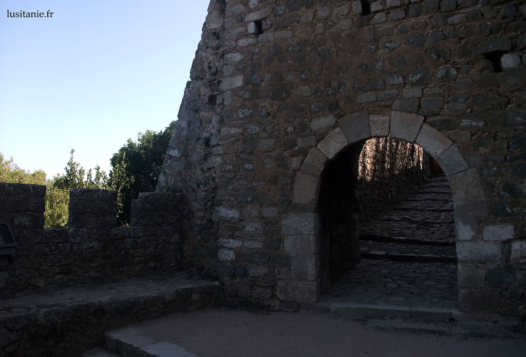 O castelo é constituído de vários recintos, com portas a separar cada uma delas