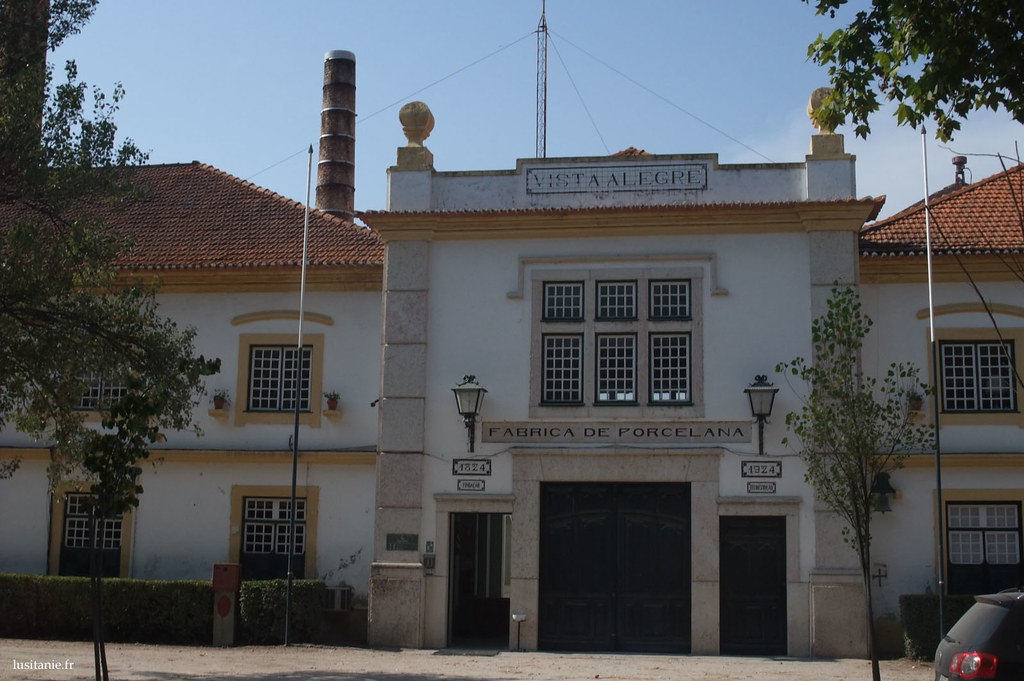 Entrada da antiga fábrica da Vista Alegre, hoje museu da porcelana