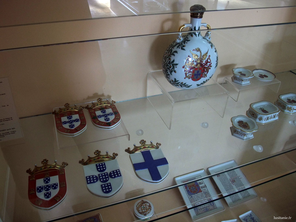 Brasões de porcelana, às armas da coroa de Portugal.