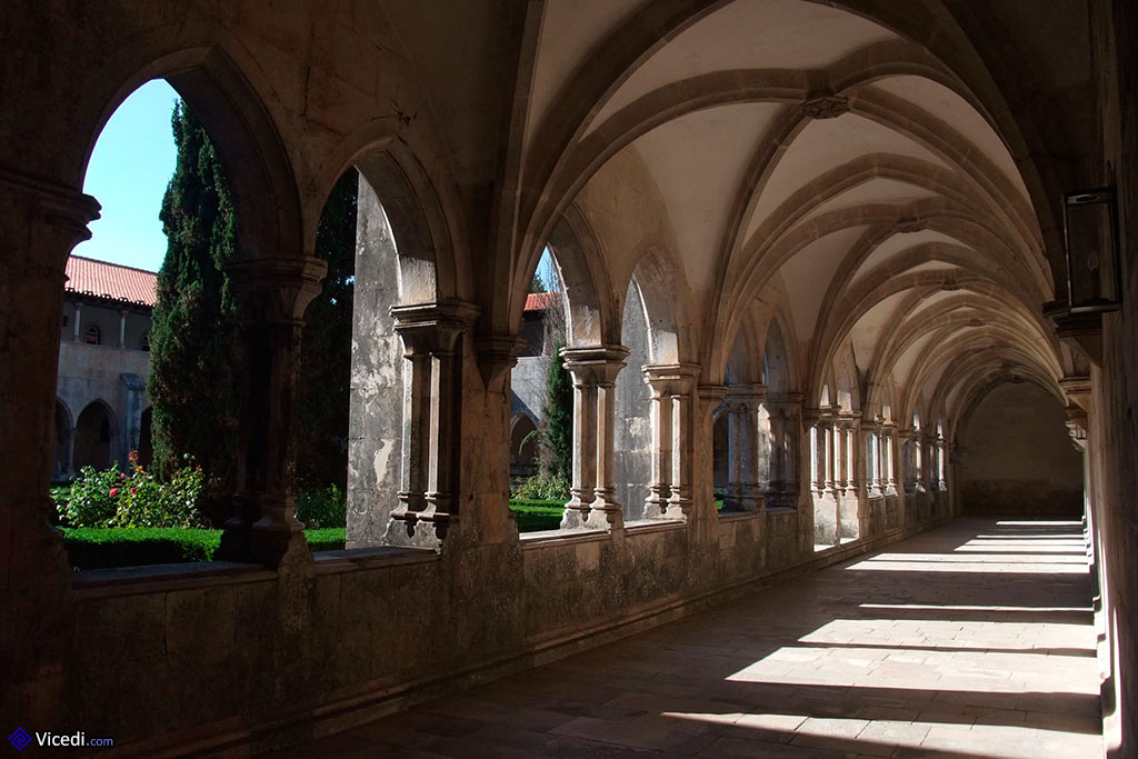 Tal como o resto do Mosteiro, o claustro é de estilo Gótico