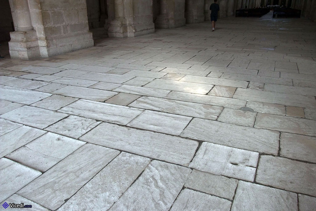 O chão de pedra da igreja é impressionante