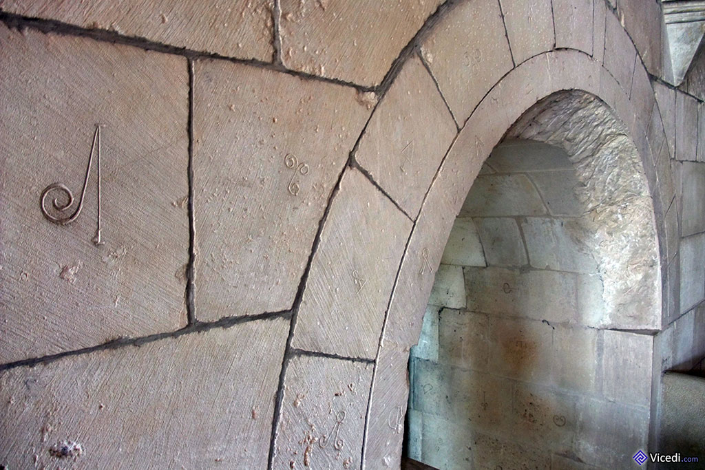 Algumas pedras do mosteiro ainda mostram as marcas dos antigos construtores...
