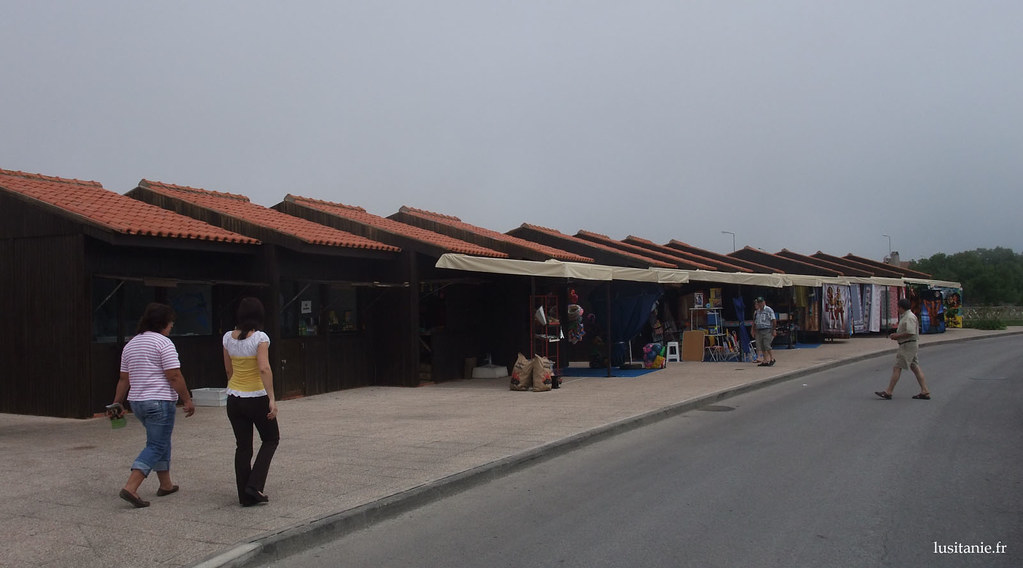 Mercado na praia, construído nas regras da arquitetura local