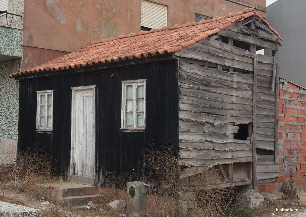 Antigo palheiro, com as suas paredes de madeira e o seu telhado encarnado