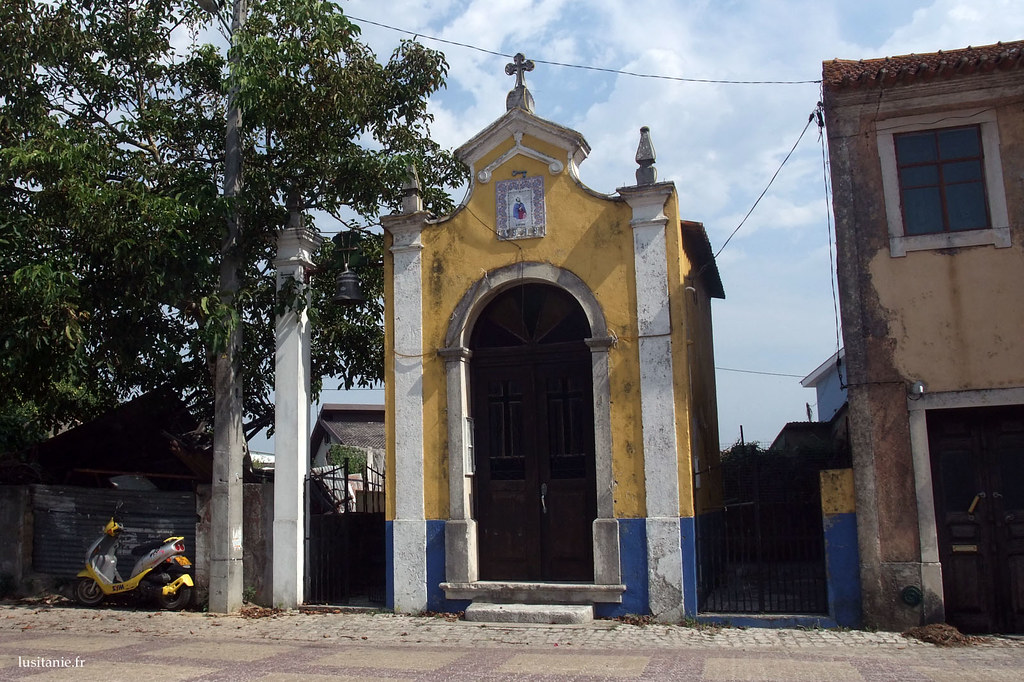Pequena capela azul e amarela