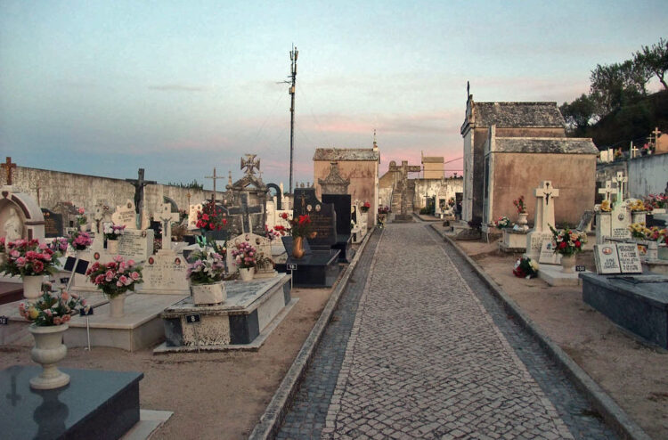 O cemitério com as suas antenas de télémóveis
