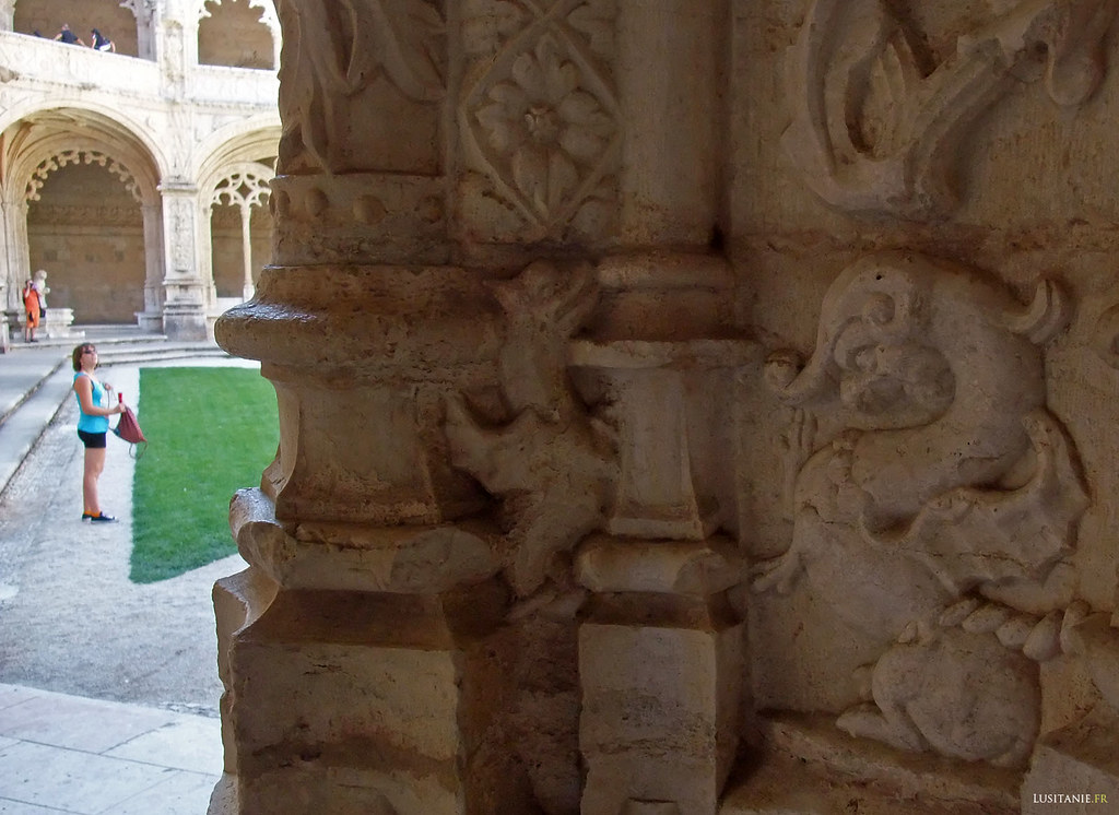 Animais fantásticos servem de decoração de pedra do mosteiro português