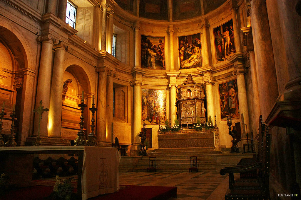 Altar e capela-mor, onde se encontram as pinturas de Lourenço de Salzedo