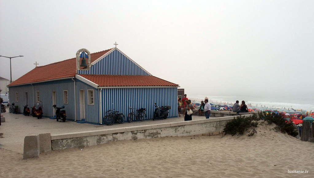Capela feita em madeira da Praia de Mira, com vista para o Oceano