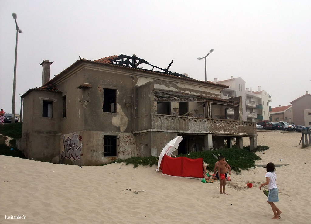 Esta casa em ruínas era magnifica, mas foi construída na areia, o que é hoje proibido.