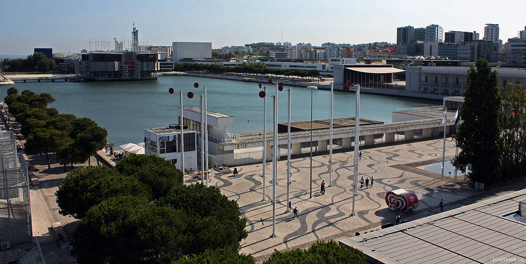 No fundo, o Oceanário de Lisboa, obra prima da Expo 98.