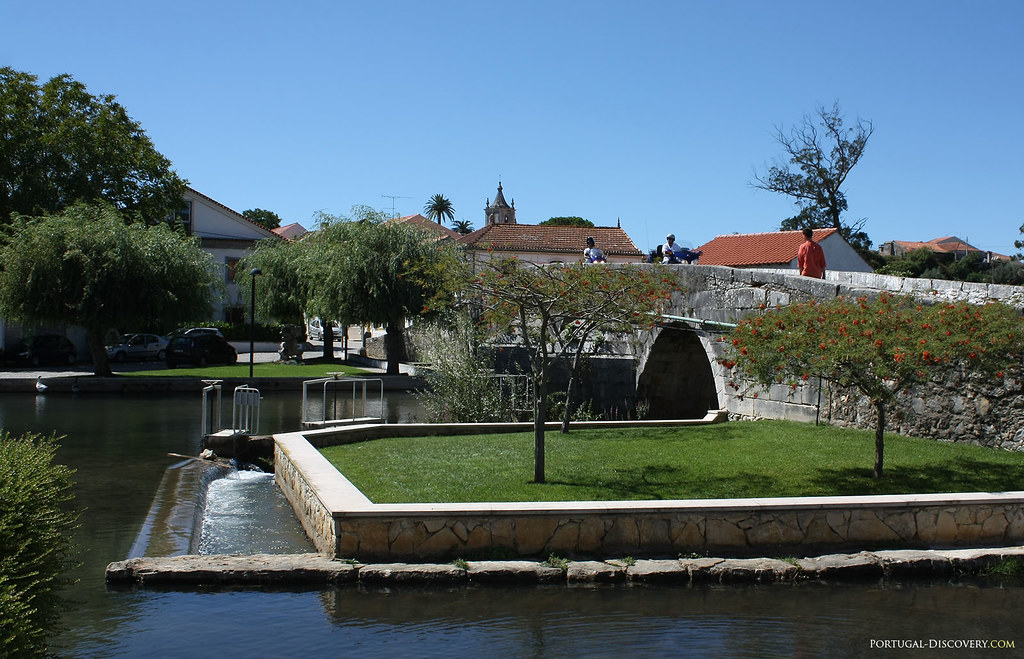 A ponte românica, por cima do Anços, afluente do rio Arunca