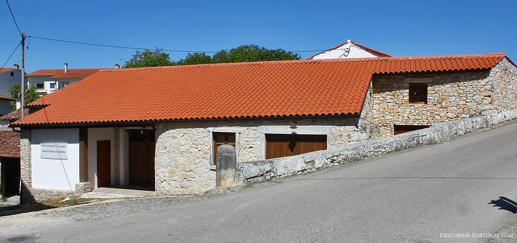 Esta antiga casa de pedra é hoje sede do rancho folclórico da Redinha