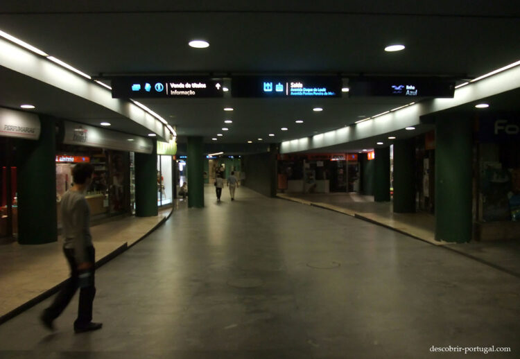 Corredores de uma estação de metro