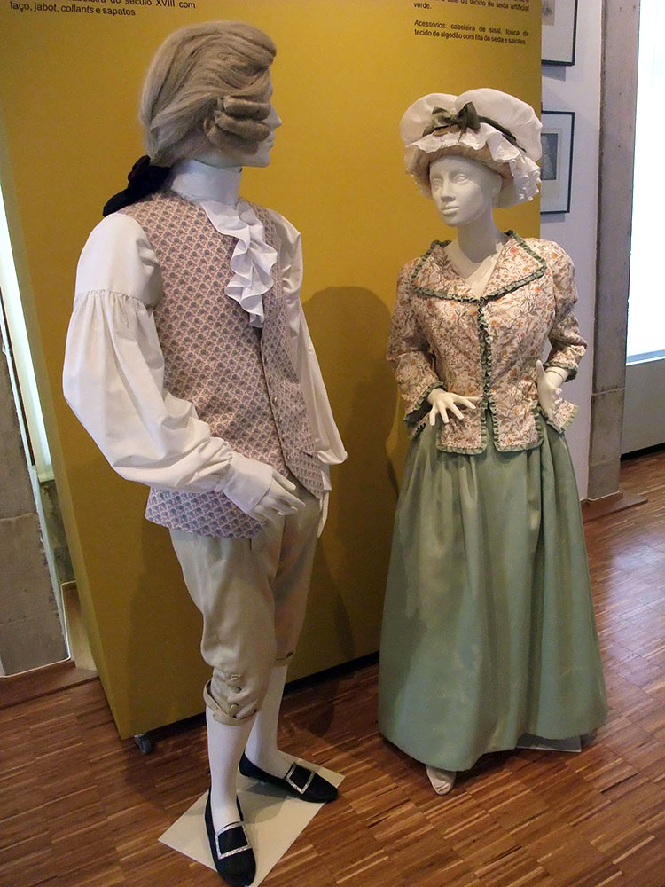 O museu apresenta roupas que eram vestidas na época do Marquês