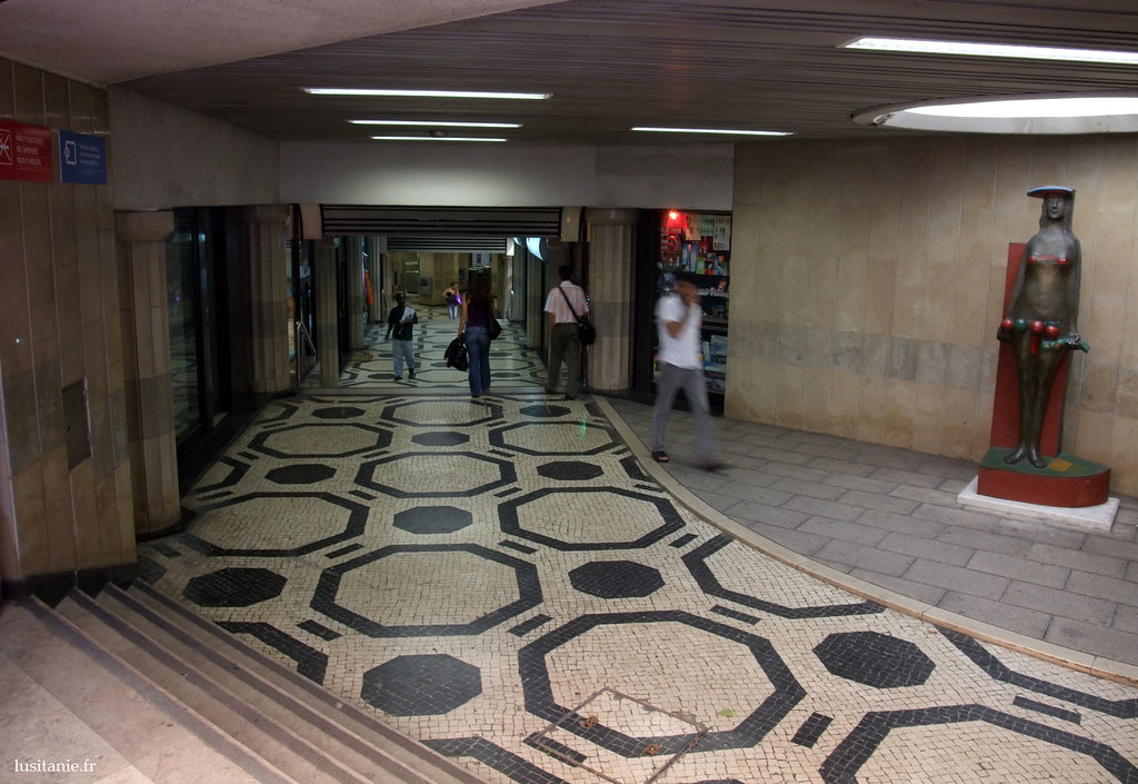 Dentro da estação de Picoas, o estilo é mais clássico para uma cidade como Lisboa