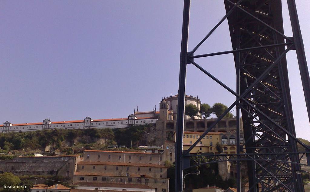 A Serra do Pilar, com o seu antigo mosteiro, hoje quartel